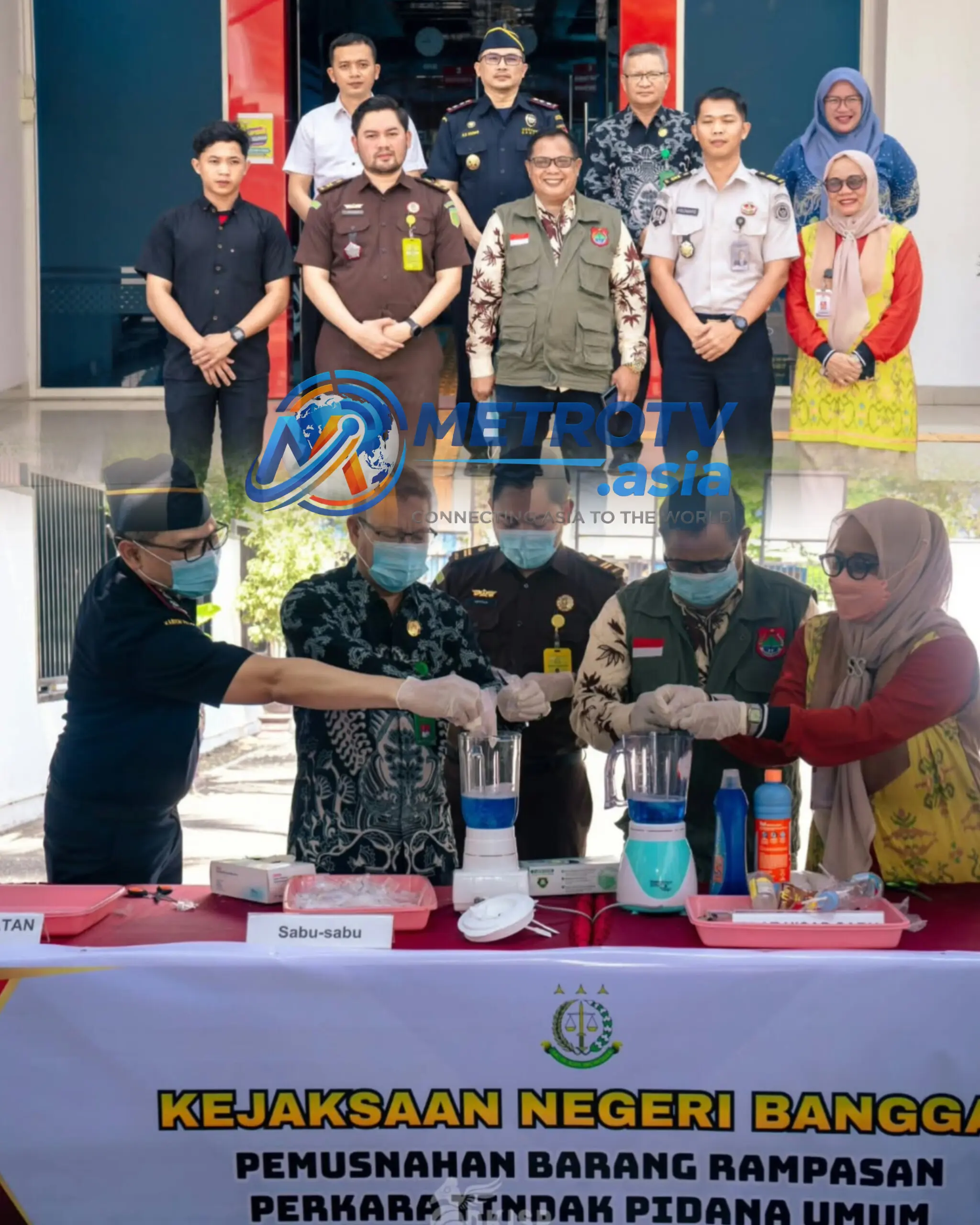 Pejabat Kejaksaan Negeri Banggai bersama perwakilan pemerintah daerah secara simbolis memasukkan barang bukti sabu-sabu ke dalam blender berisi cairan pembersih untuk proses pemusnahan, Kamis 29 Oktober 2026