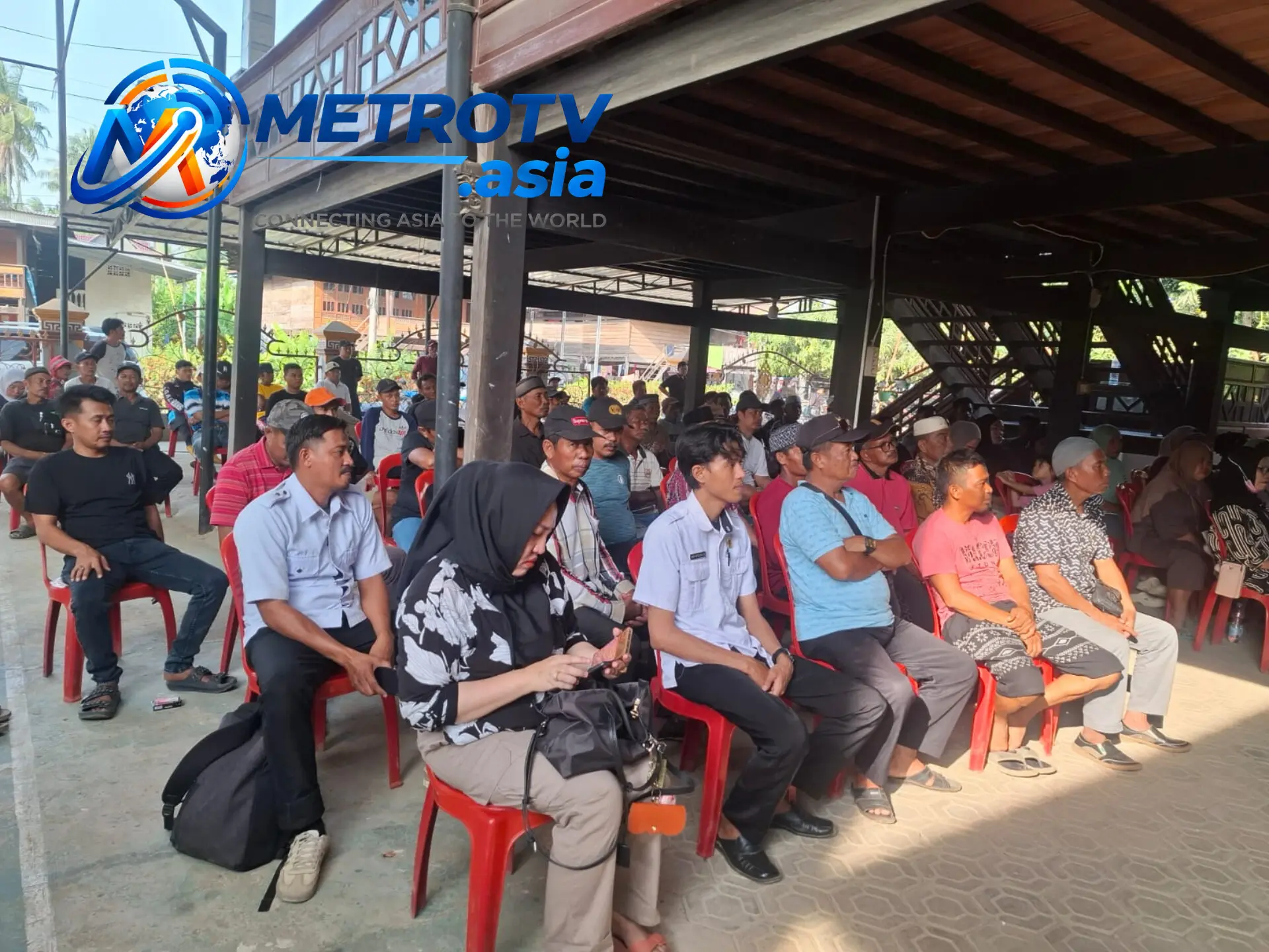 Warga Lingkungan Ruba'e, Kelurahan Malakke, Kecamatan Belawa, Kabupaten Wajo menghadiri kegiatan reses Anggota DPRD Wajo H. Ibnu Hajar, Selasa 28 Oktober 2026