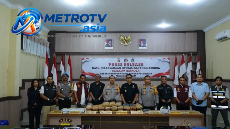 Kapolres Langsa AKBP Hyrowo bersama jajaran pejabat dan perwakilan BNN serta Bea Cukai Langsa berfoto di belakang meja barang bukti ganja 39,9 kg dan sabu 24,38 gram hasil Operasi Sarang Narkoba 2026, Kamis 29 Oktober 2026