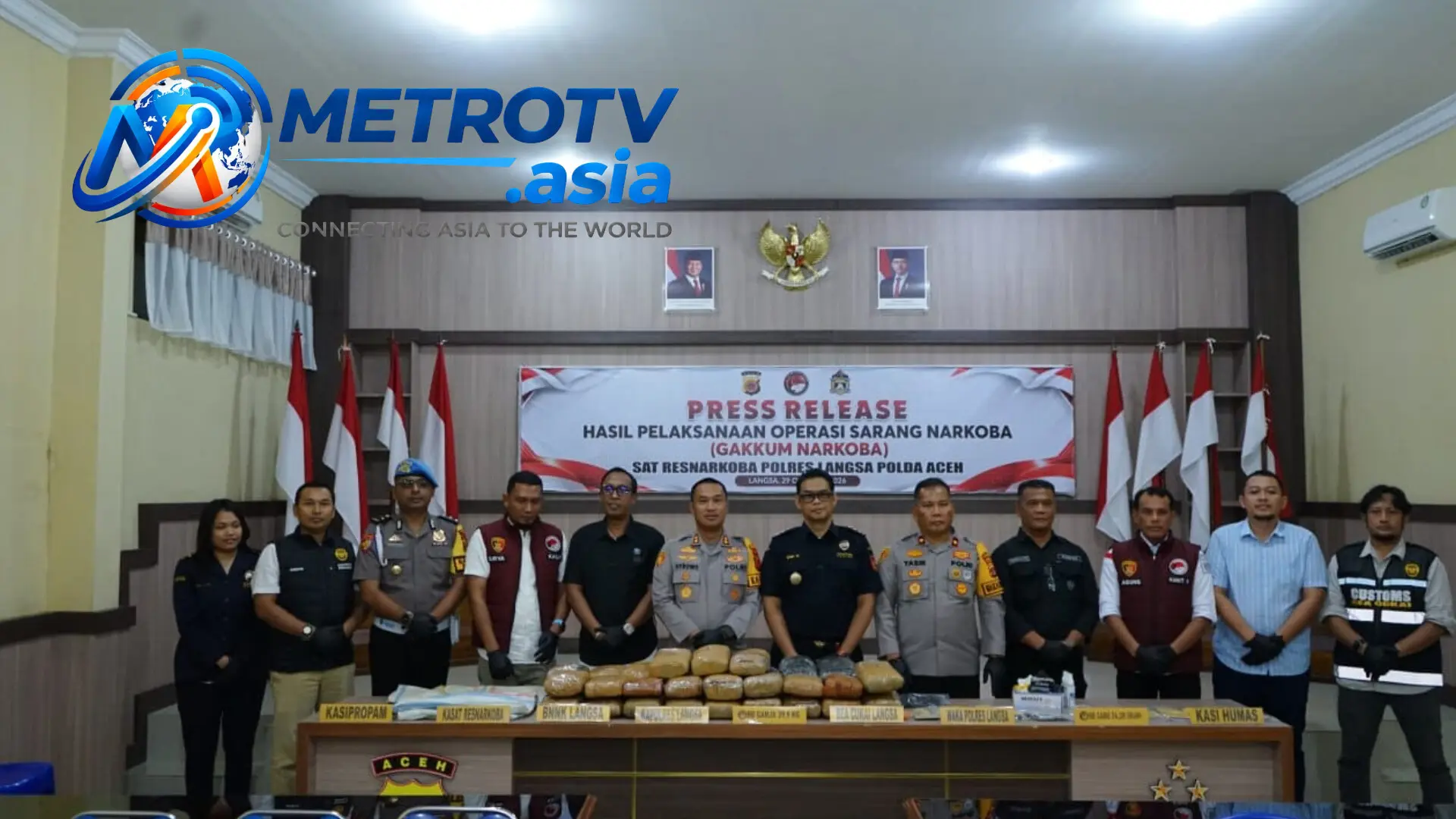 Kapolres Langsa AKBP Hyrowo bersama jajaran pejabat dan perwakilan BNN serta Bea Cukai Langsa berfoto di belakang meja barang bukti ganja 39,9 kg dan sabu 24,38 gram hasil Operasi Sarang Narkoba 2026, Kamis 29 Oktober 2026