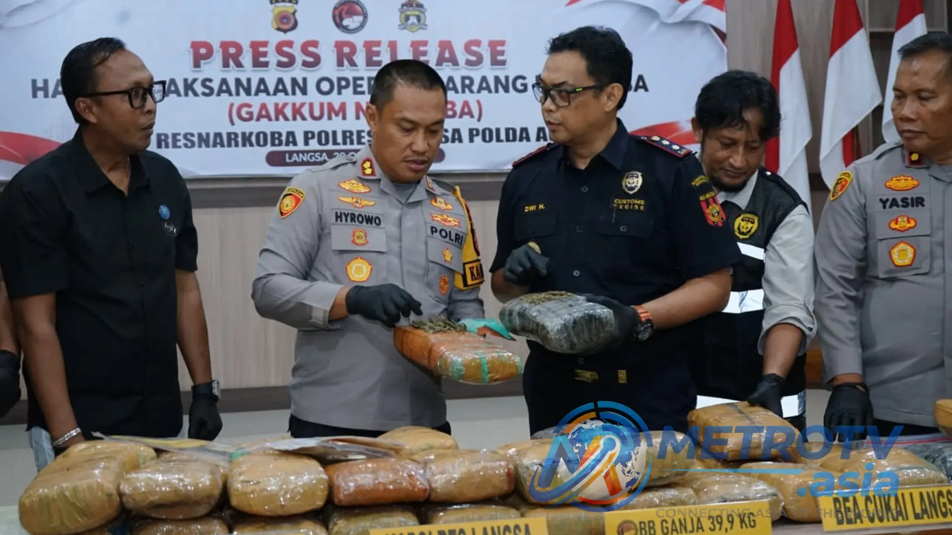 Kapolres Langsa AKBP Hyrowo memeriksa salah satu bungkusan barang bukti ganja seberat 39,9 kilogram yang disita dalam Operasi Sarang Narkoba 2026, Kamis 29 Oktober 2026