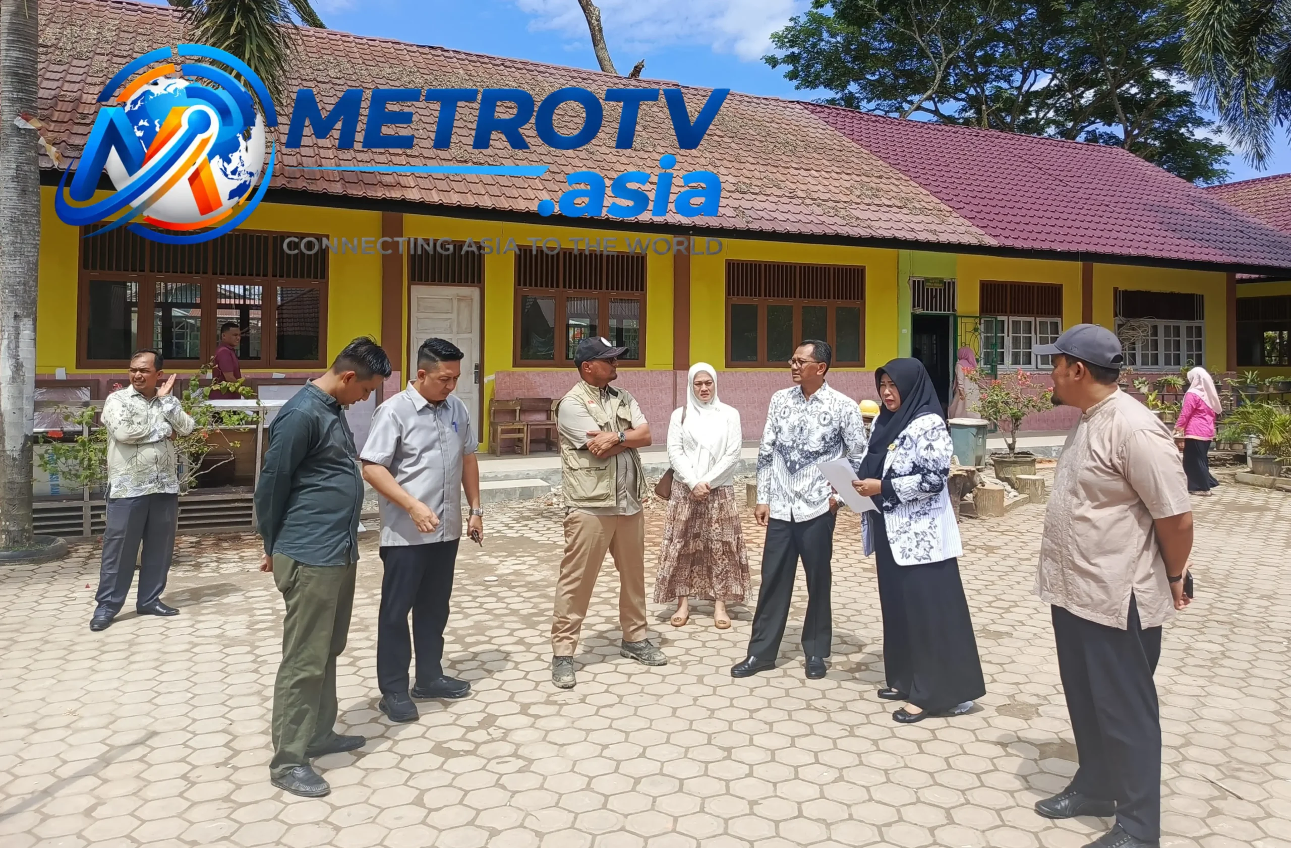 Ketua Satgas PRR Aceh Kemendagri Dr. Imran bersama jajaran Pemerintah Kota Langsa meninjau langsung kondisi sekolah yang terdampak bencana, Kota Langsa, Jumat 30 Oktober 2026