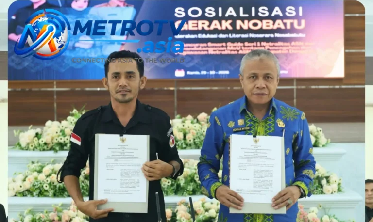Sekda Kabupaten Donggala Dr. Ir. H. Rustam Efendi bersama Ketua Bawaslu Kabupaten Donggala Abdul Salim, S.H., menampilkan dokumen nota kesepahaman usai penandatanganan di Aula Kasiromu Kantor Bupati Donggala, Kamis 29 Oktober 2026