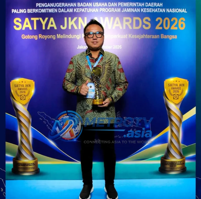 Bupati Morowali Utara Dr. dr. Delis Julkarson Hehi, MARS, berpose bangga memegang piala Satya JKN Awards 2026 di Jakarta, Jumat 30 Oktober 2026. Morowali Utara jadi satu-satunya kabupaten penerima di Sulawesi Tengah