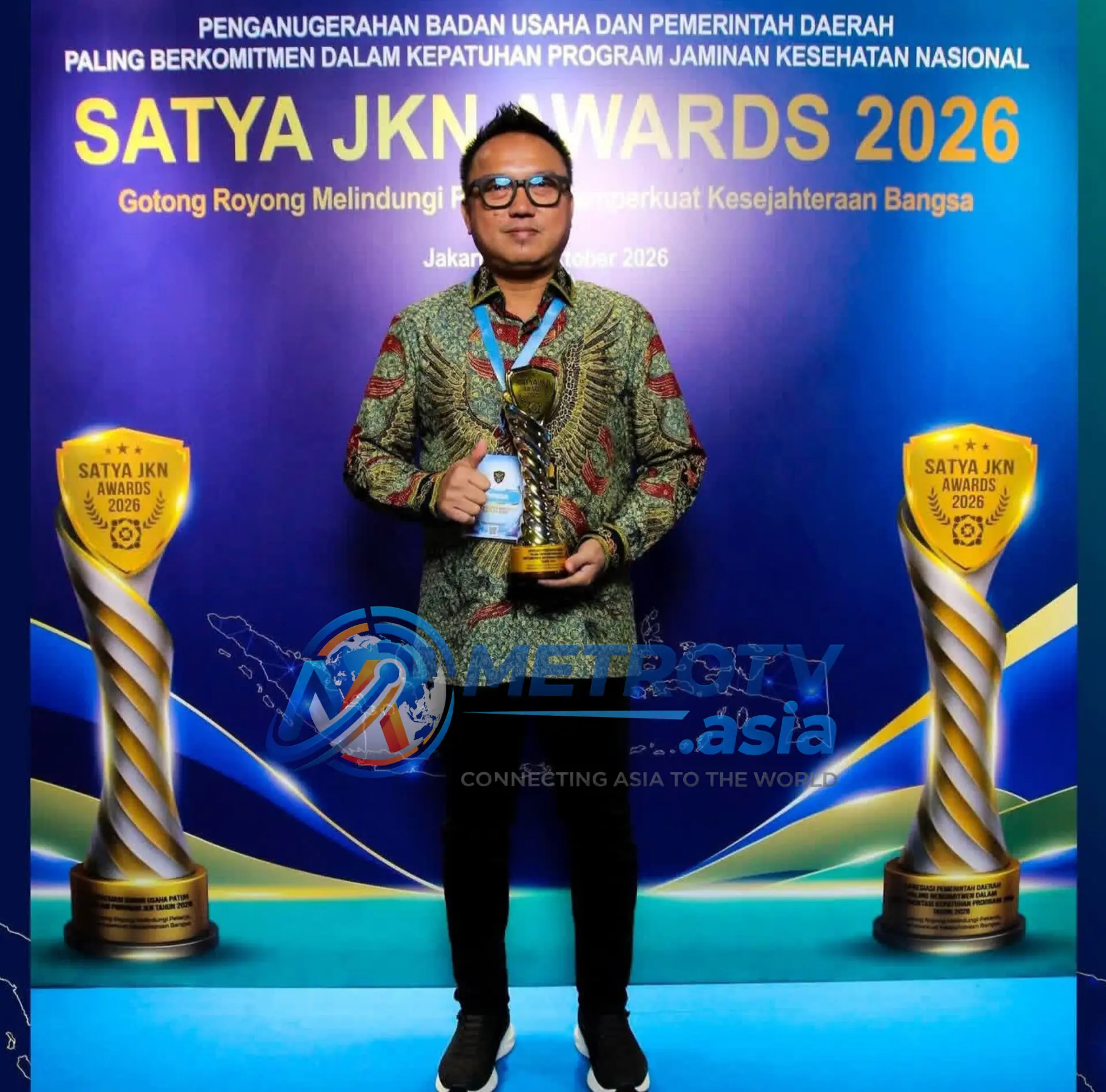 Bupati Morowali Utara Dr. dr. Delis Julkarson Hehi, MARS, berpose bangga memegang piala Satya JKN Awards 2026 di Jakarta, Jumat 30 Oktober 2026. Morowali Utara jadi satu-satunya kabupaten penerima di Sulawesi Tengah